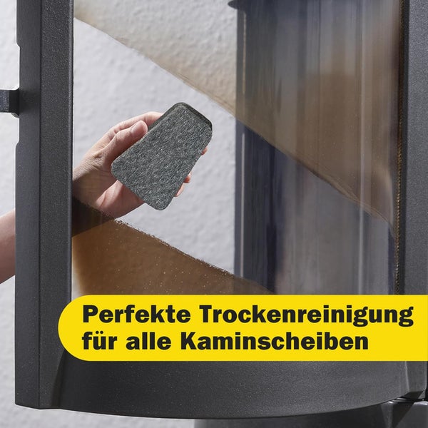 Reinigung einer Kaminscheibe mit einem Trockenreinigungsschwamm für Kaminöfen.