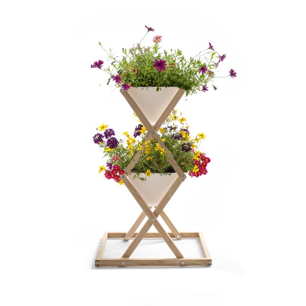 Etagenblumenständer mit Blumen in Töpfen