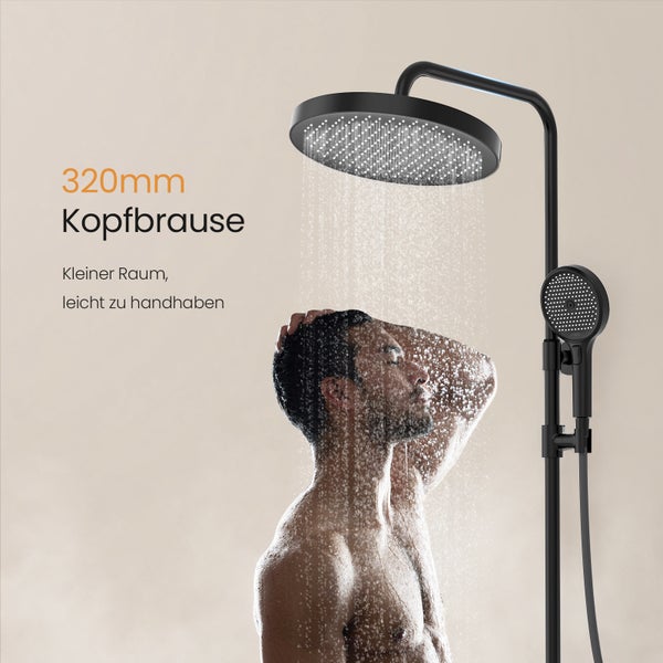 Schwarze 320 Millimeter Kopfbrause mit Handbrause und einer Person unter der Dusche
