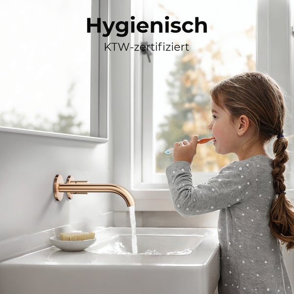 Kind putzt Zähne am Waschbecken mit KTW-zertifizierter Armatur