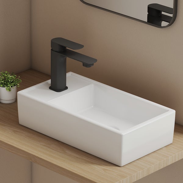 Rechteckiges Aufsatzwaschbecken mit schwarzer Armatur auf Holzablage