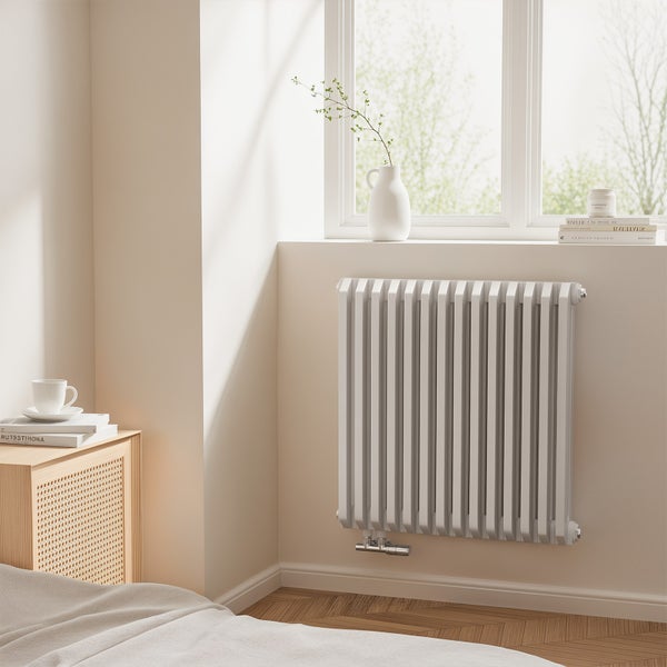 Raumansicht mit Heizkörper an der Wand in der Nähe eines Fensters