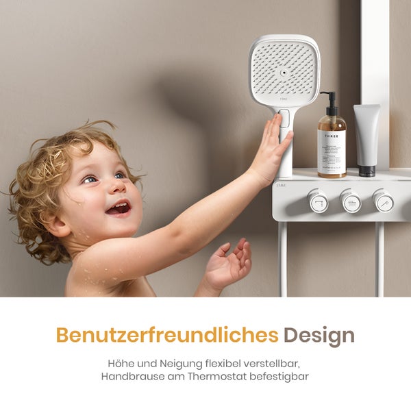 Kind im Badezimmer, das eine EMKE Handbrause und Pflegeprodukte auf einem weißen Regal betrachtet