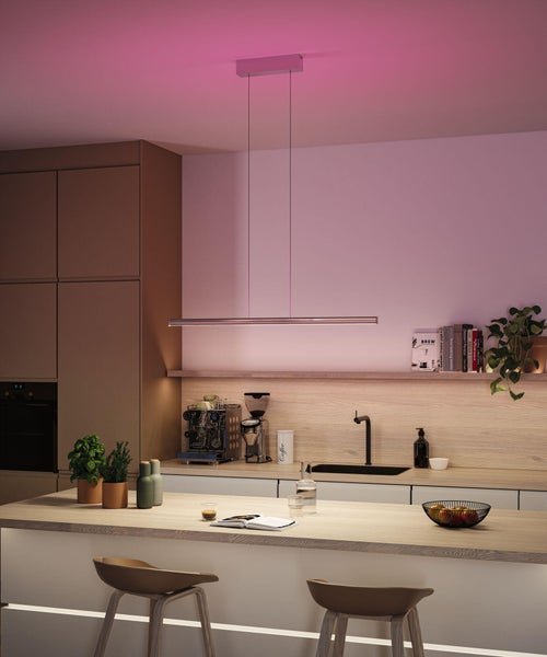 Moderne Küche mit Kücheninsel, Barhockern und linearer LED-Pendelleuchte