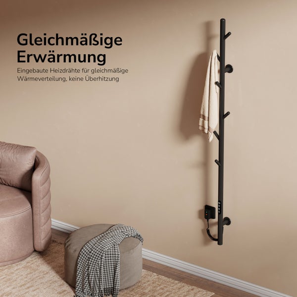 Elektrischer Handtuchwärmer mit Handtuch an der Wand montiert