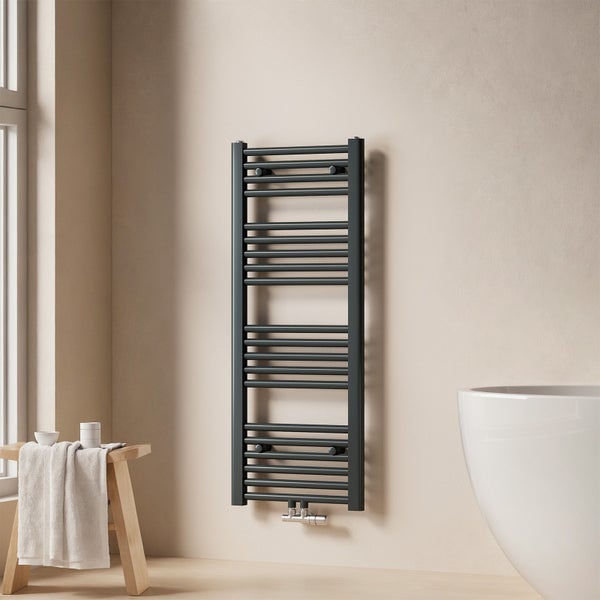 Wandheizkörper mit Handtuchhalter im Badezimmer.