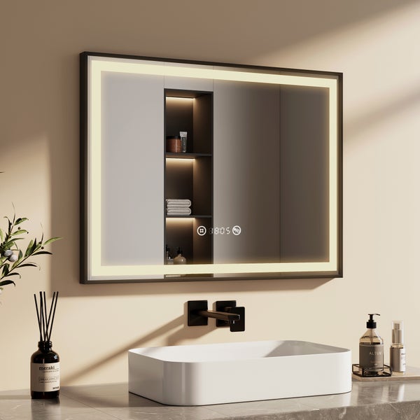 Moderner rechteckiger Badezimmerspiegel mit schwarzem Rahmen, integrierter LED-Beleuchtung, Digitaluhr und Touch-Bedienung über einem weißen Waschbecken.