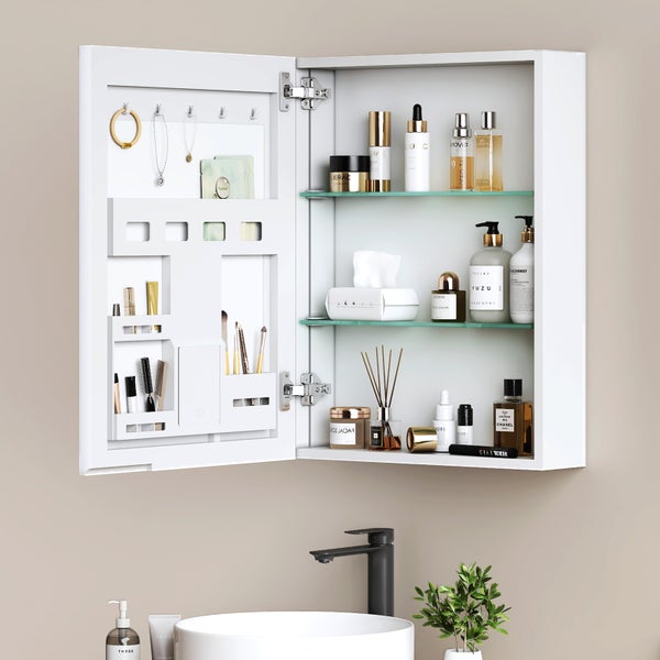 Geöffneter weißer Spiegelschrank mit Glasböden und diversen Badartikeln