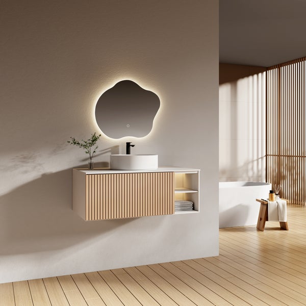 Modernes Badezimmer mit hängendem Holz-Waschtischunterschrank, rundem Aufsatzbecken, organisch geformtem Lichtspiegel und freistehender Badewanne.