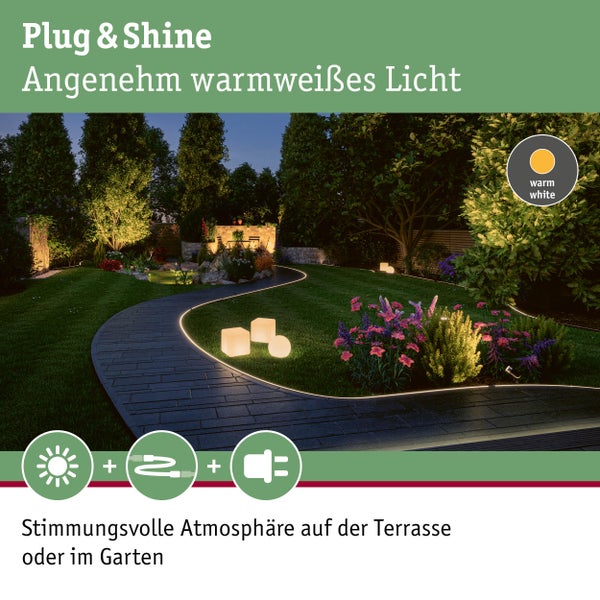 Stimmungsvolle Gartenbeleuchtung mit warmweissem Licht entlang eines Gartenwegs.