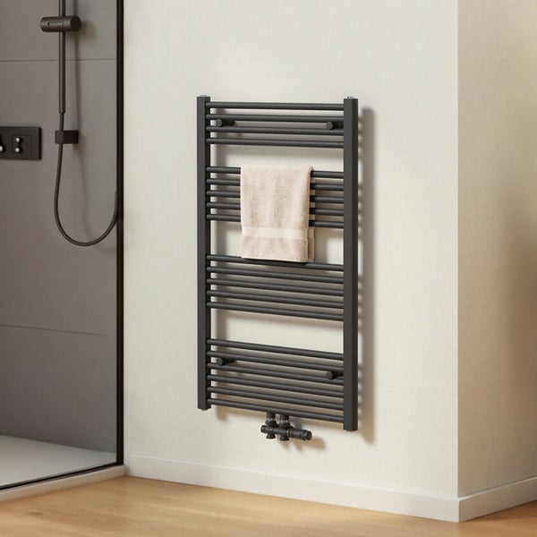 Schwarzer Handtuchwärmer mit Handtuch im Badezimmer