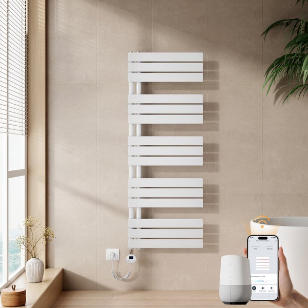Badezimmer mit weißem Handtuchwärmer und Smart Home Steuerung per App