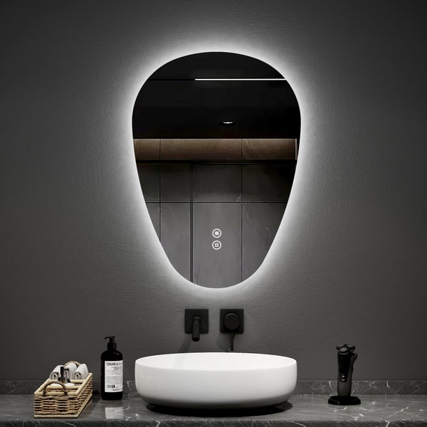 Moderner, eiförmiger LED-Badezimmerspiegel mit indirekter Beleuchtung, Touch-Sensor und Antibeschlag-Funktion über einem weißen Aufsatzbecken.