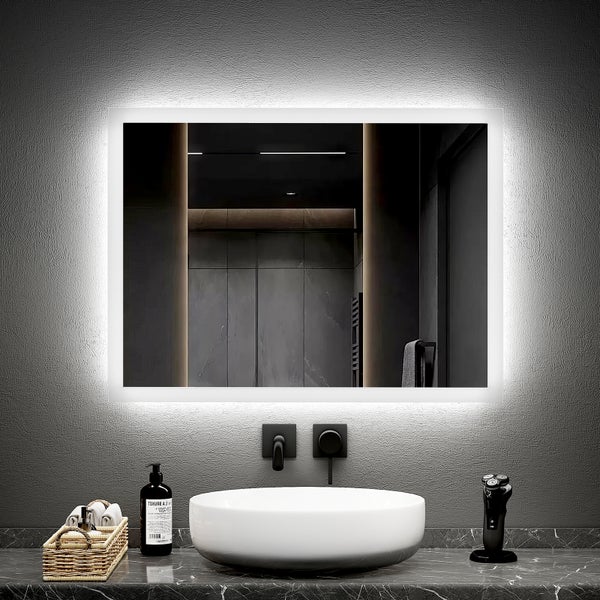 Badezimmer mit beleuchtetem Spiegel, Waschbecken und Accessoires