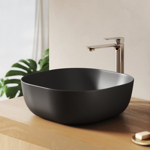 Schwarzes Aufsatzwaschbecken mit Armatur auf einem Waschtisch