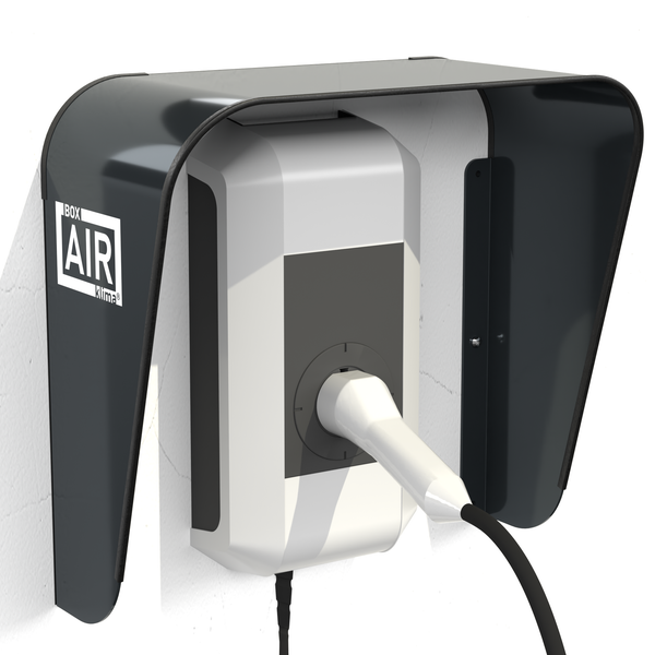 Wandladestation mit Wetterschutzhaube von Airklima für Elektrofahrzeuge zur Wandmontage mit eingestecktem Ladekabel