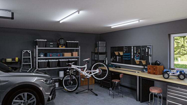 Garage mit Auto, Fahrrad, Werkbank und Regalen für Werkzeug und Aufbewahrungsboxen