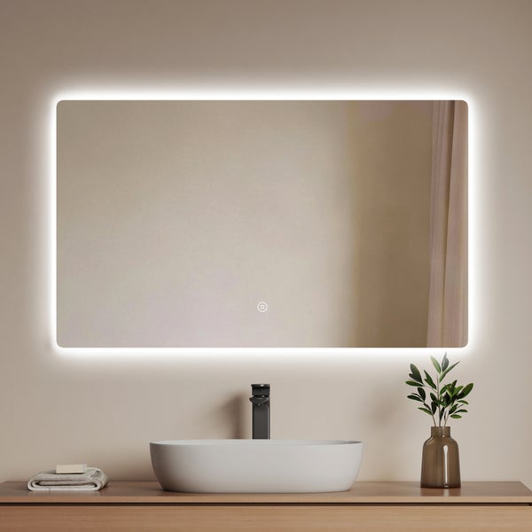 Rechteckiger Badezimmerspiegel mit abgerundeten Ecken, LED-Hintergrundbeleuchtung und Touch-Sensor über einem weißen Aufsatzwaschbecken.