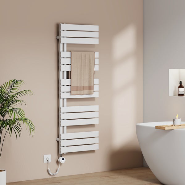 Badezimmer Szene mit beheiztem Handtuchhalter, Handtuch und Badewanne