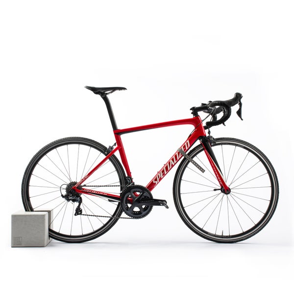Rotes Rennrad der Marke Specialized