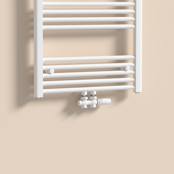 Weißer Handtuchheizkörper mit horizontalen Rohren und Mittelanschluss mit Thermostat.