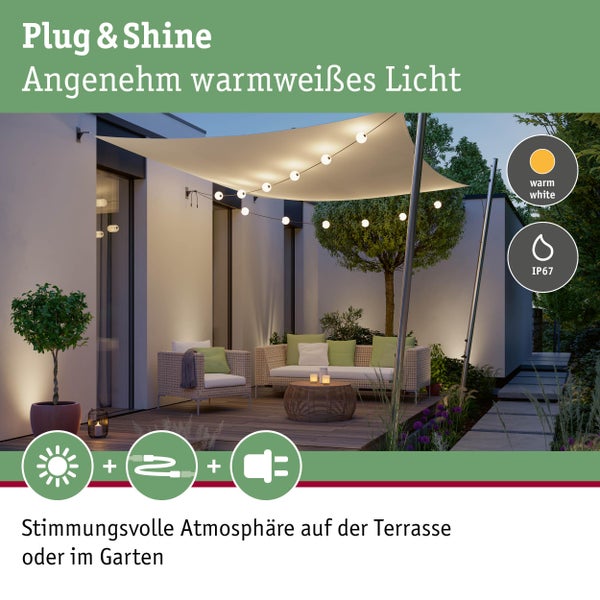 Außenbereich mit warmweißer Lichterkette, Gartenmöbeln und Pflanze