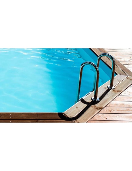 Schwimmbecken mit Wasser und Holzdeck mit Leiter
