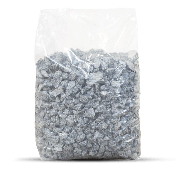 Transparenter Sack gefüllt mit grauem Dekorsplitt für die Gartengestaltung.