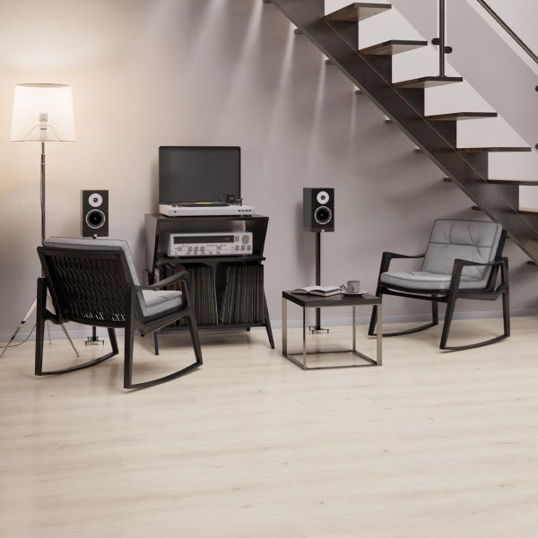 Wohnzimmer mit Treppe, Plattenspieleranlage, Lautsprechern, Sesseln und Stehleuchte.