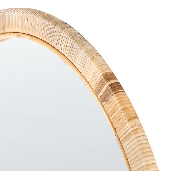 Detailaufnahme eines Spiegels mit Rahmen aus Rattan
