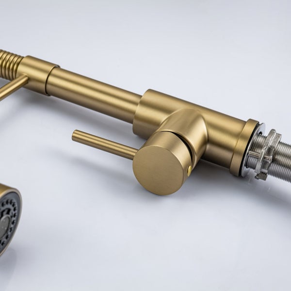 Moderne Küchenarmatur mit Einhebelmischer in gebürsteter Metalloberfläche