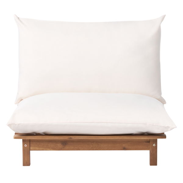 Holzliege mit weißen Kissen für den Außenbereich