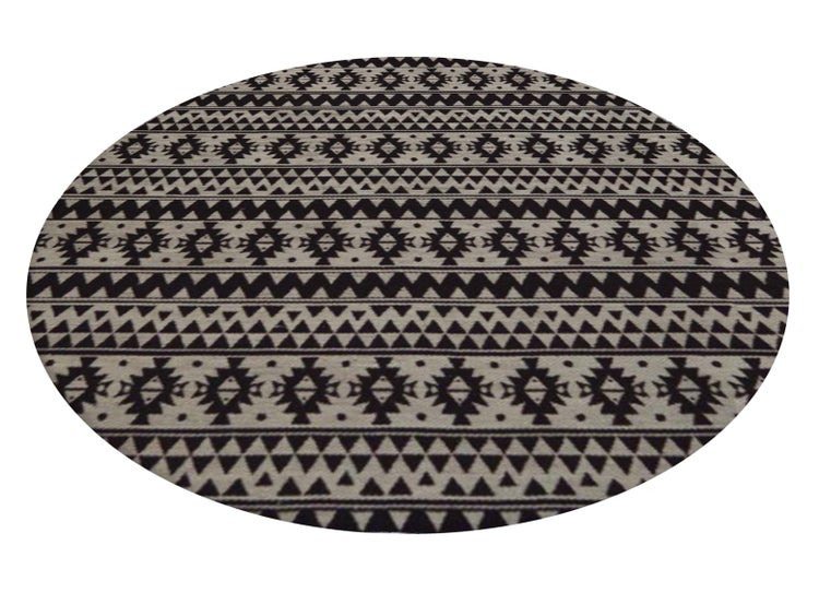 Ovaler Teppich mit geometrischem Ethno-Muster aus Dreiecken und Rauten.