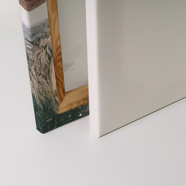 Zwei Leinwände mit Holzrahmen im Detail