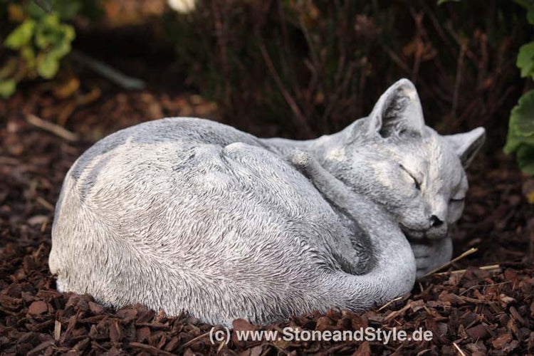 Steinfigur einer schlafenden Katze für den Garten