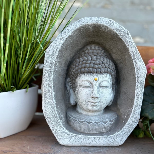 Buddha-Kopf Gartenfigur in Stein-Optik, Buddha-Büste in einer ovalen Nische.