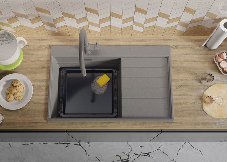 Küchenspüle mit Spülmittel, Backblech, Teig und Keksen von oben