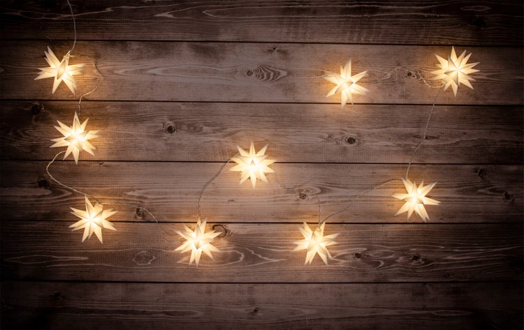 Sternen Lichterkette auf Holzgrund