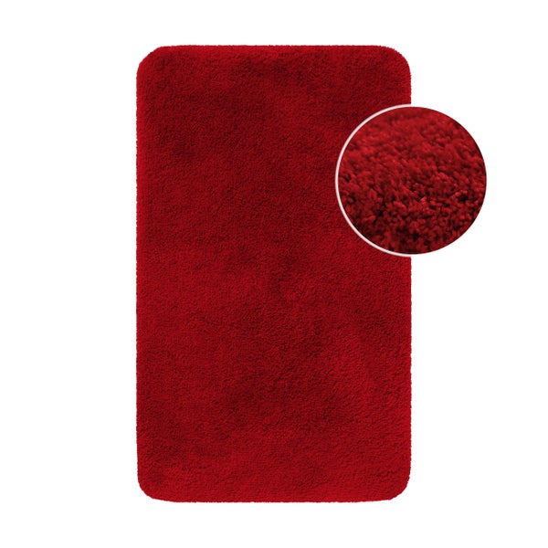 Roter Badteppich mit weicher Hochflor-Struktur und abgerundeten Ecken, inklusive Detailansicht des Materials.