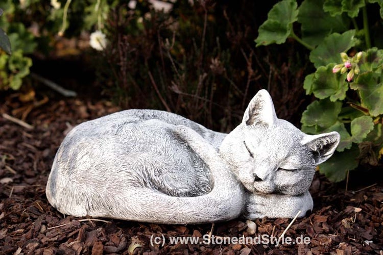 Gartenfigur einer schlafenden Katze aus Stein für den Außenbereich