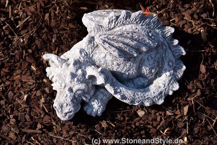 Dekorative Gartenfigur Drache aus Steinguss für die Gartengestaltung