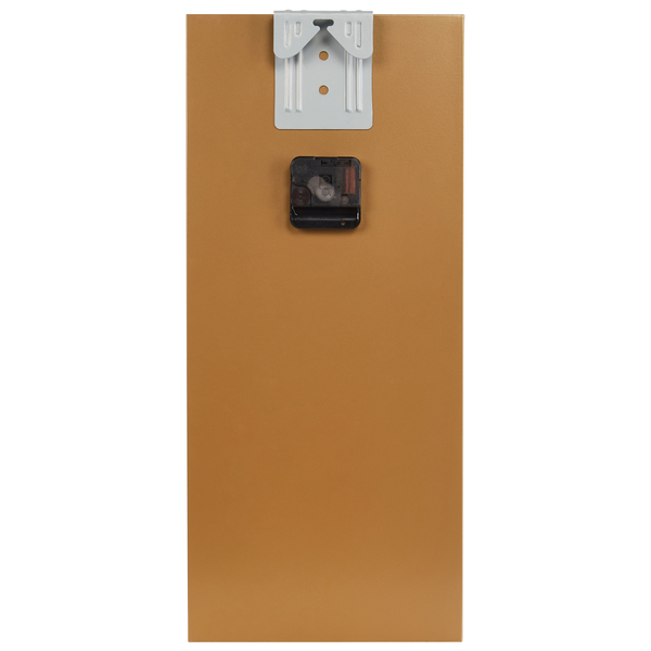 Festliche Dekoration mit hängenden Papiersternen in verschiedenen Farben und einem geschmückten Weihnachtsbaum in einem Wohnzimmer.