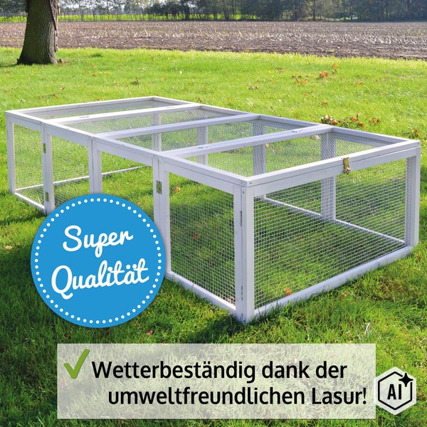 Freigehege aus Holz mit engmaschigem Drahtgitter für Kleintiere auf einer Wiese