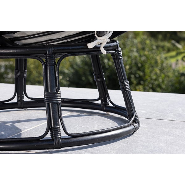 Detailansicht des Untergestells eines Rattansessels