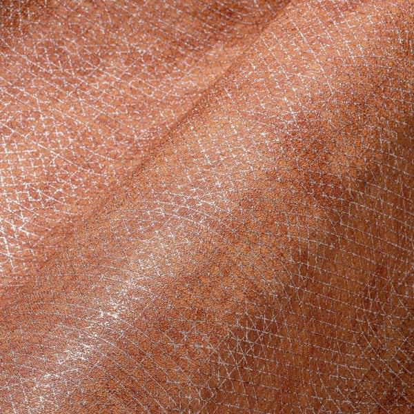 Nahaufnahme einer braunen Vinyltapete mit feinem, silberfarbenem Gittermuster