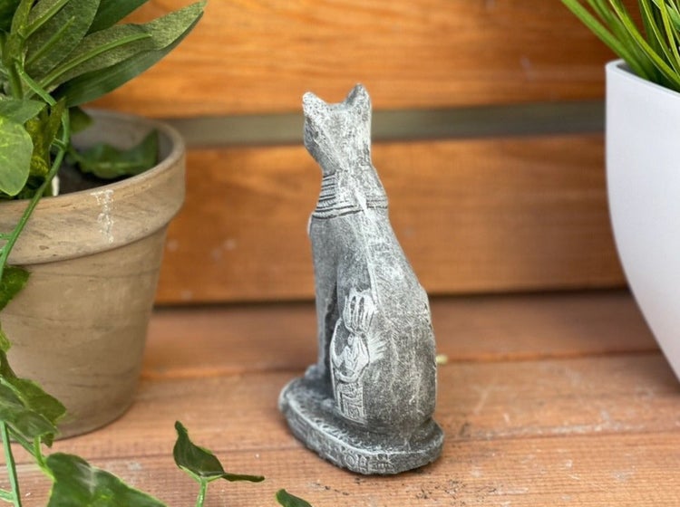 Steinfigur ägyptische Katze als Gartendekoration für den Außenbereich