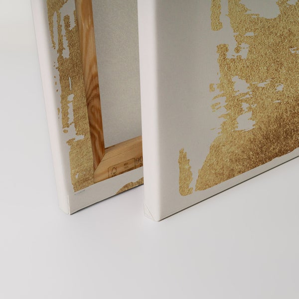 Nahaufnahme einer Leinwand mit goldenen Farbakzenten, die einen künstlerischen Effekt erzeugen