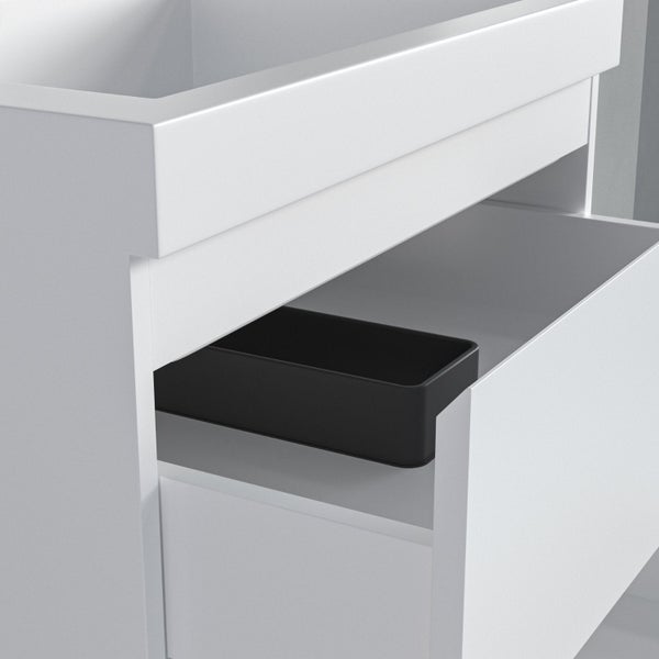 Waschtischunterschrank mit geöffneter Schublade und schwarzem Organizer.