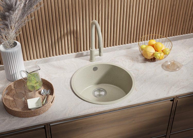 Küchenszene mit runder Spüle und passender Armatur auf Arbeitsplatte