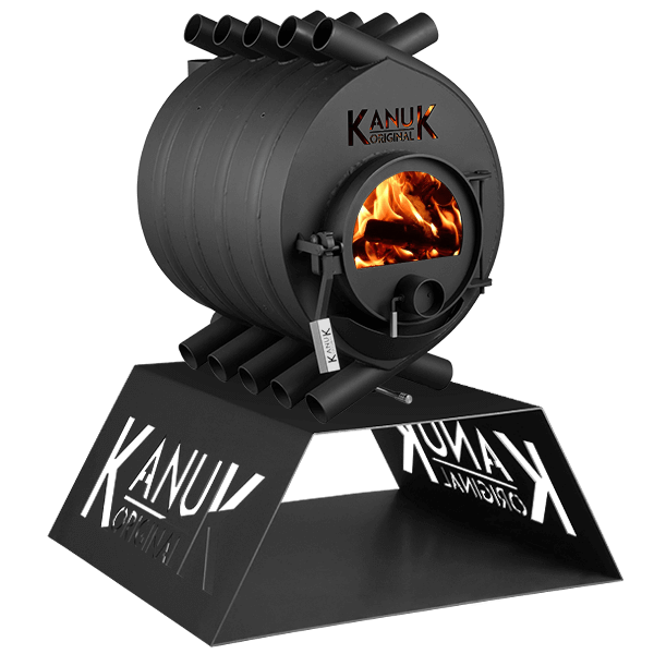 Schwarzer Kanuk Original Werkstattofen mit runder Sichtscheibe und brennendem Holz auf Untergestell mit Kanuk Original Logo.